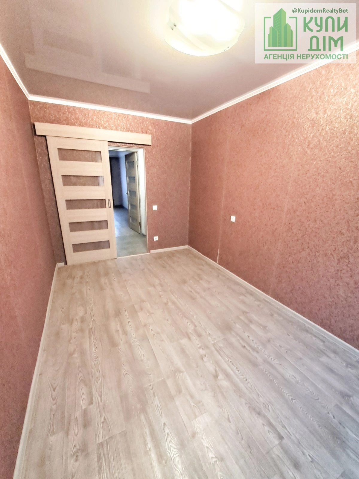 Продаж квартири 3 кімнати, 59 m², 2 пов./5 поверхів. 66, Вокзальна вулиця (Жовтневої Революції), Кропивницький. 