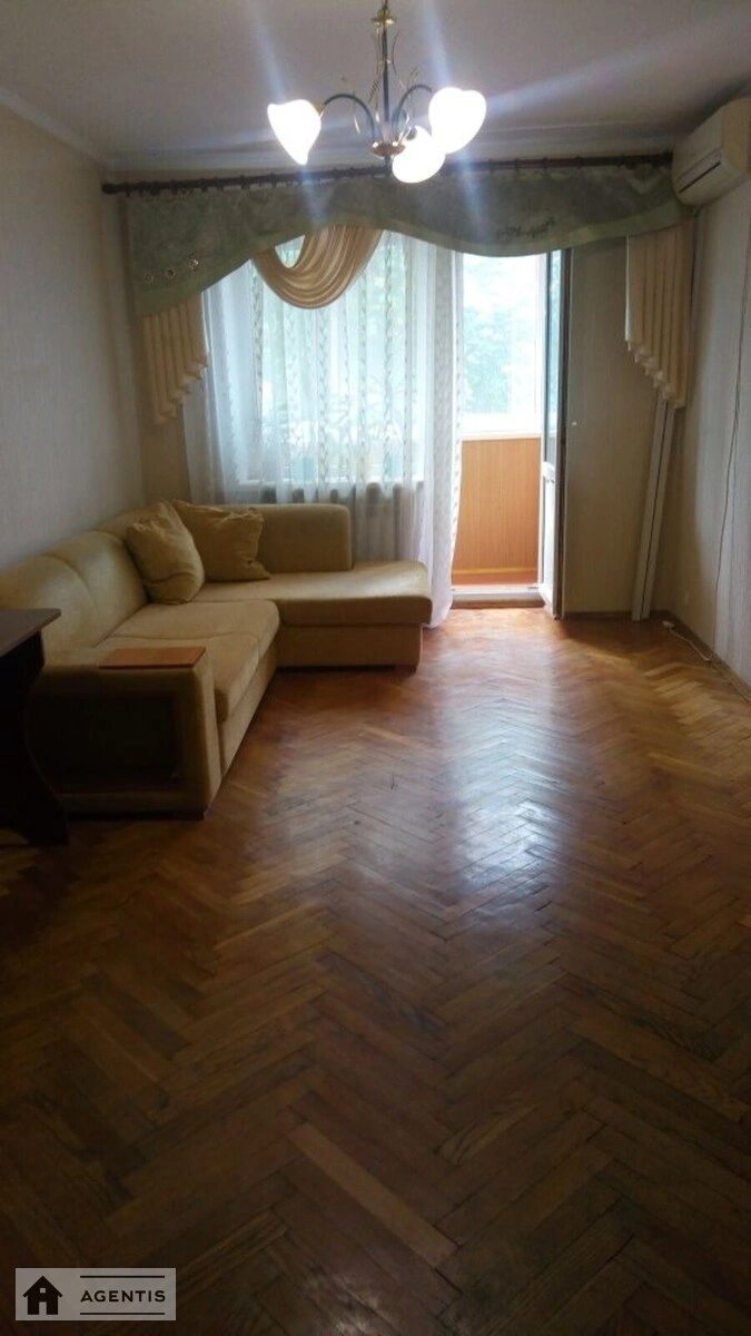 Сдам квартиру 2 комнаты, 48 m², 4 эт./5 этажей. 50, Вышгородская 50, Киев. 