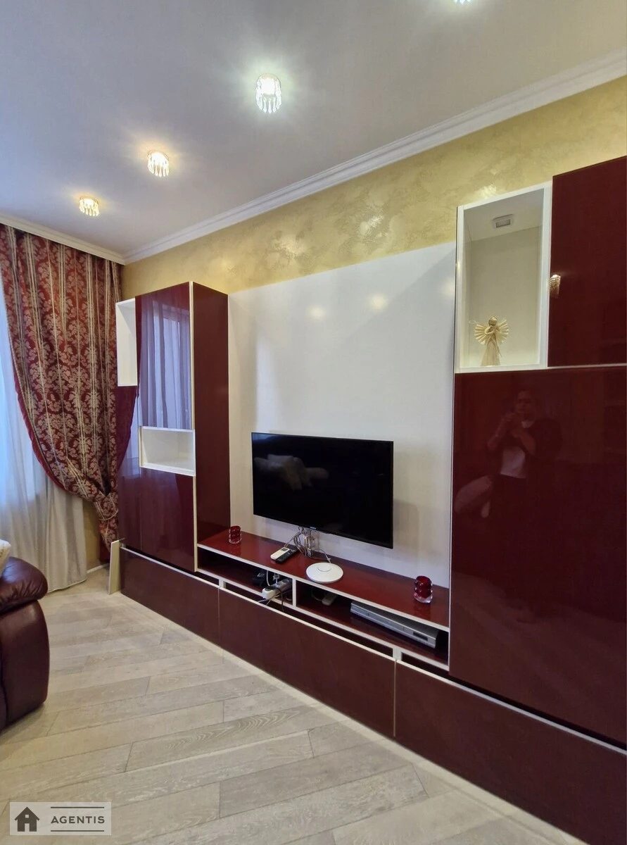 Сдам квартиру 3 комнаты, 84 m², 11 эт./24 этажа. Дмитриевская, Киев. 