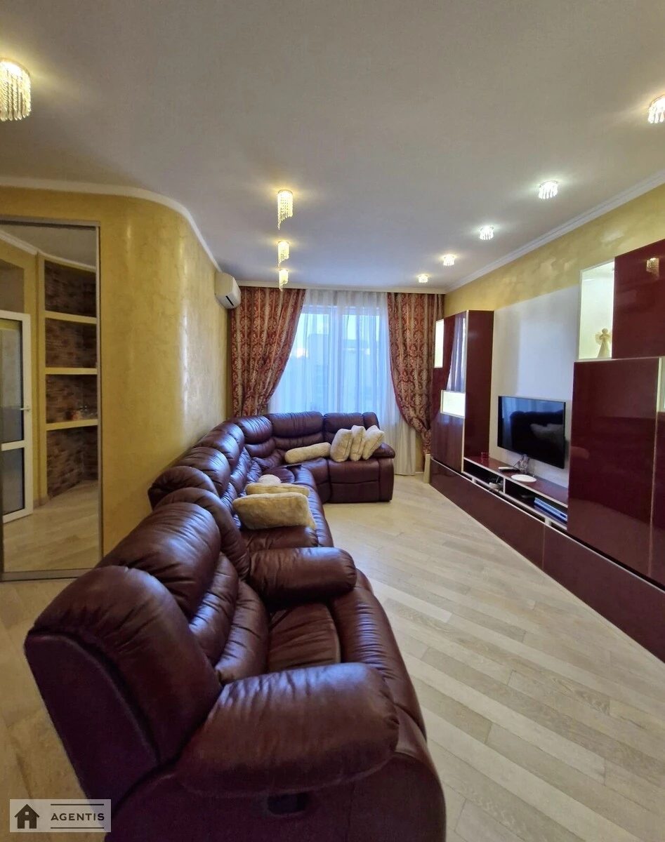 Сдам квартиру 3 комнаты, 84 m², 11 эт./24 этажа. Дмитриевская, Киев. 