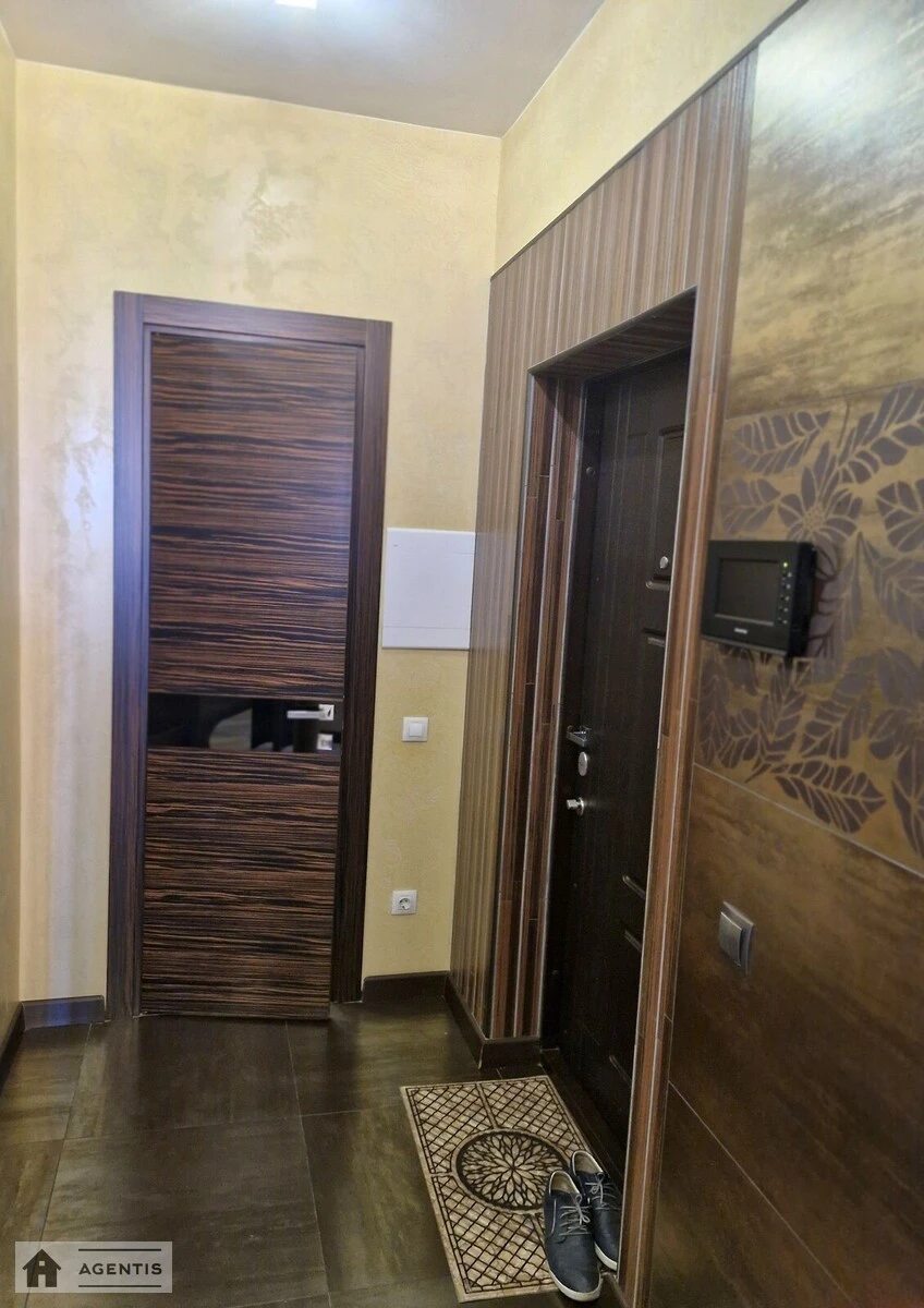 Сдам квартиру 3 комнаты, 84 m², 11 эт./24 этажа. Дмитриевская, Киев. 