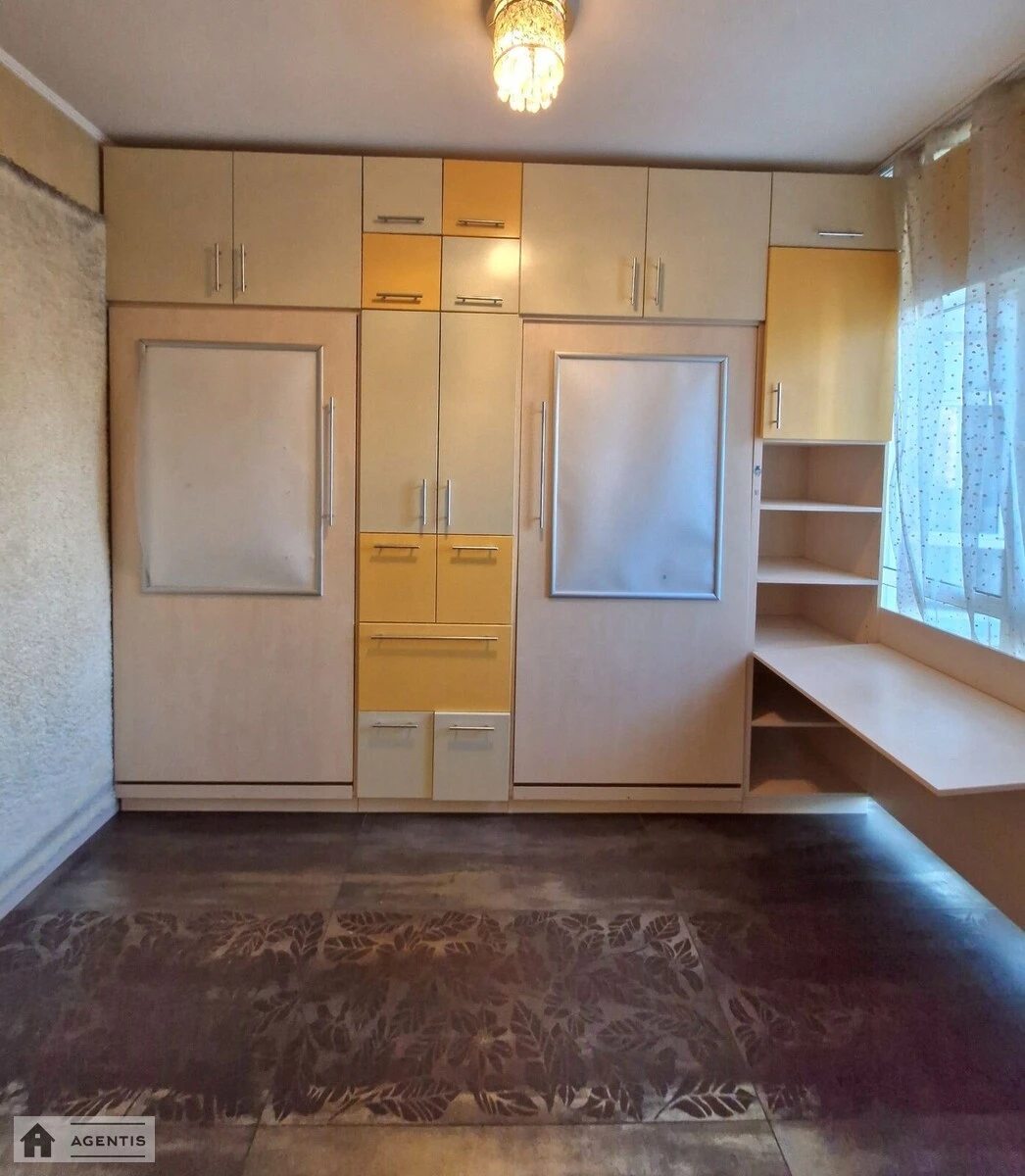 Сдам квартиру 3 комнаты, 84 m², 11 эт./24 этажа. Дмитриевская, Киев. 