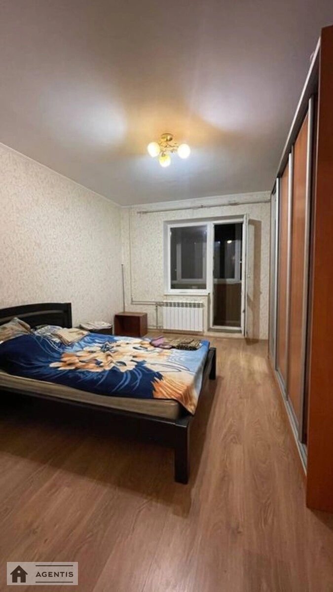 Сдам квартиру 3 комнаты, 75 m², 2 эт./9 этажей. 8, Тростянецкая 8, Киев. 