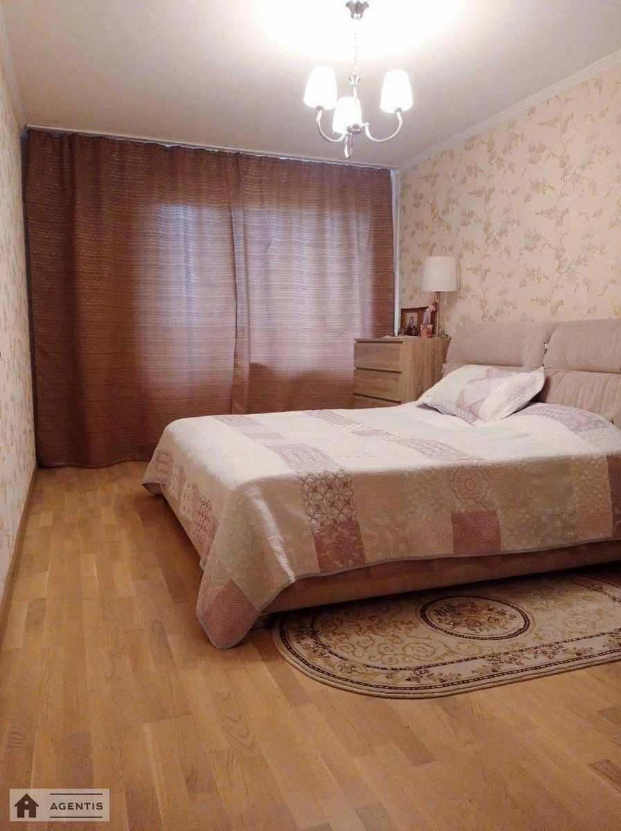 Сдам квартиру 3 комнаты, 70 m², 3 эт./16 этажей. 27, Володимира Івасюка просп. (Героїв Сталінграда), Киев. 