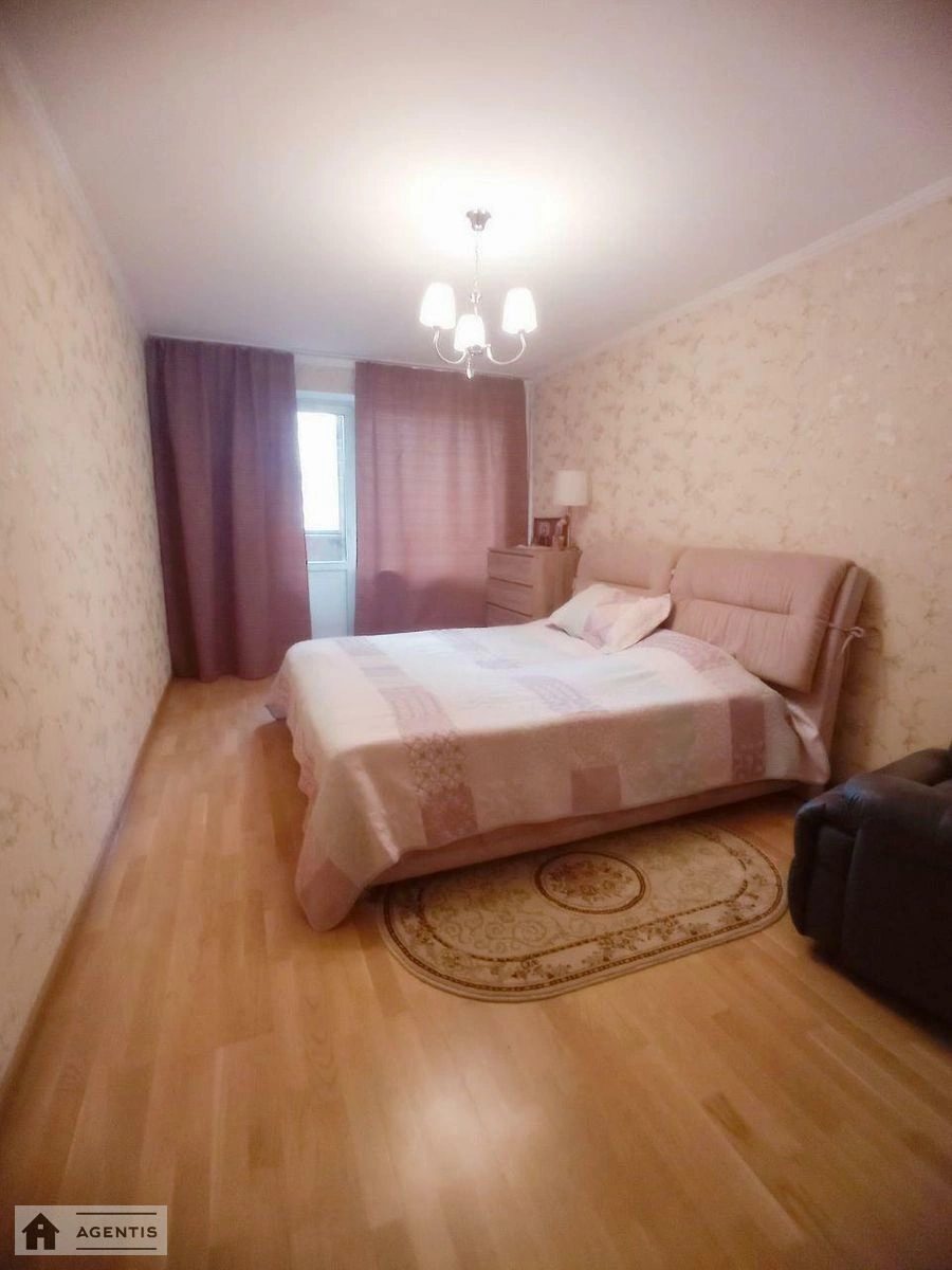 Сдам квартиру 3 комнаты, 70 m², 3 эт./16 этажей. 27, Володимира Івасюка просп. (Героїв Сталінграда), Киев. 