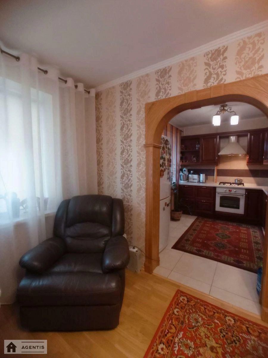 Сдам квартиру 3 комнаты, 70 m², 3 эт./16 этажей. 27, Володимира Івасюка просп. (Героїв Сталінграда), Киев. 