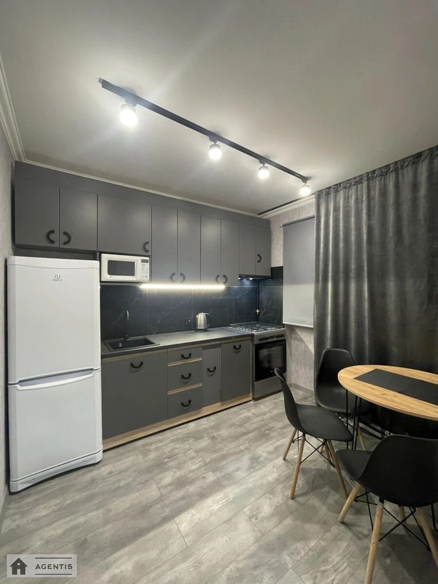 Сдам квартиру 2 комнаты, 62 m², 6 эт./8 этажей. 3, Леси Украинки 3, Киев. 