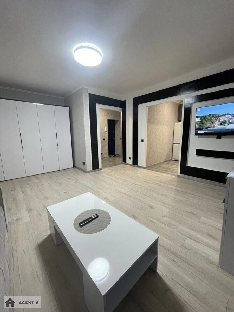 Сдам квартиру 2 комнаты, 62 m², 6 эт./8 этажей. 3, Леси Украинки 3, Киев. 