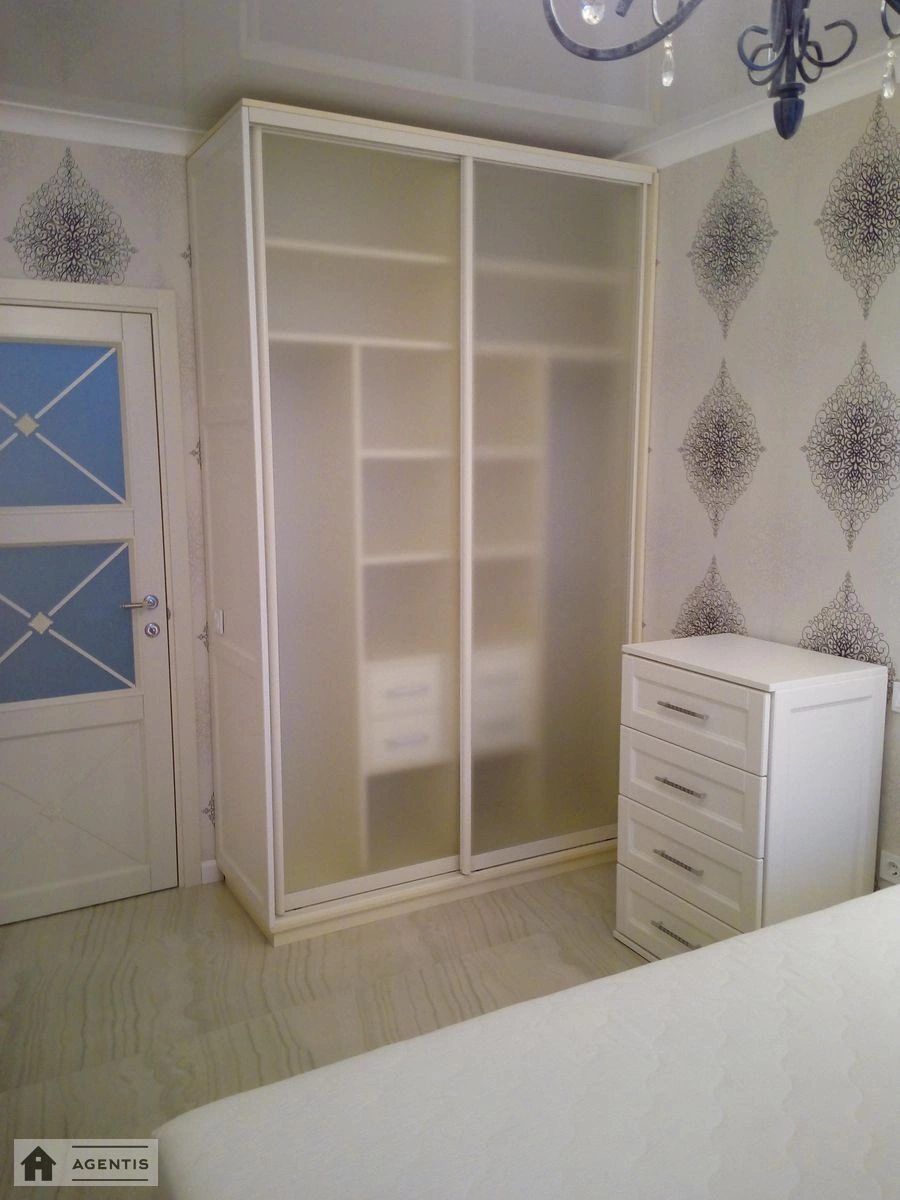 Сдам квартиру 1 комната, 46 m², 12 эт./27 этажей. 40, Петропавловская 40, Киев. 