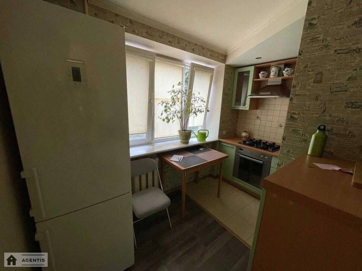 Сдам квартиру 2 комнаты, 46 m², 3 эт./5 этажей. Михайла Бойчука вул. (Васо Кіквідзе), Киев. 