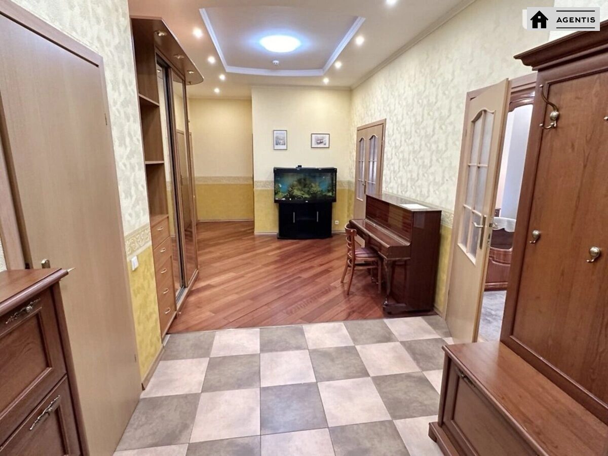 Сдам квартиру 3 комнаты, 133 m², 3 эт./25 этажей. 16, Мокра вул. (Кудряшова), Киев. 