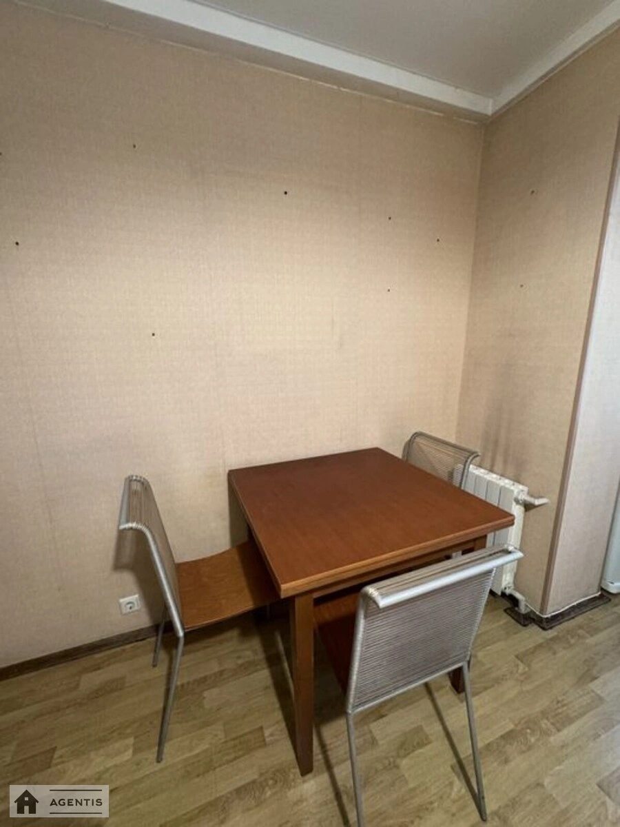 Сдам квартиру 2 комнаты, 50 m², 2 эт./9 этажей. 10, Дегтярная 10, Киев. 