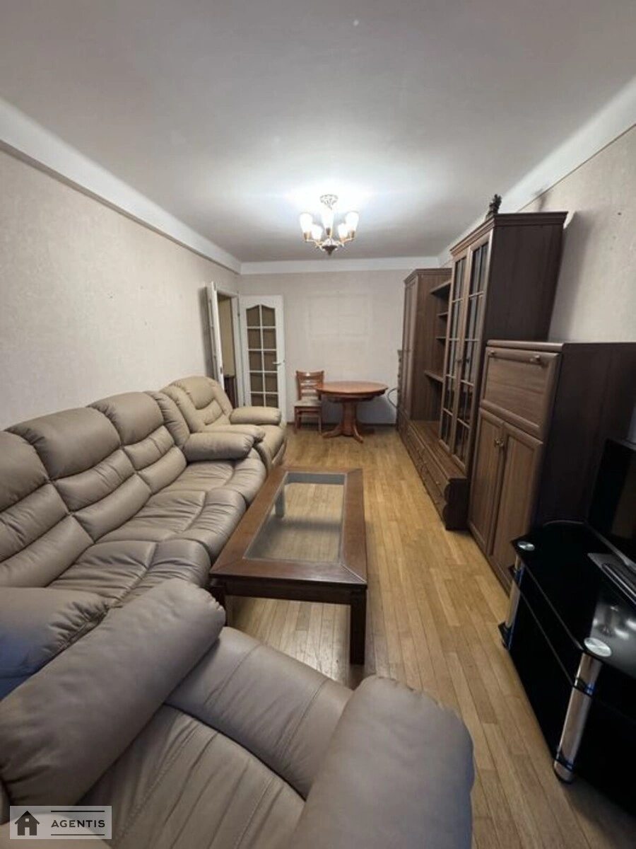 Сдам квартиру 2 комнаты, 50 m², 2 эт./9 этажей. 10, Дегтярная 10, Киев. 