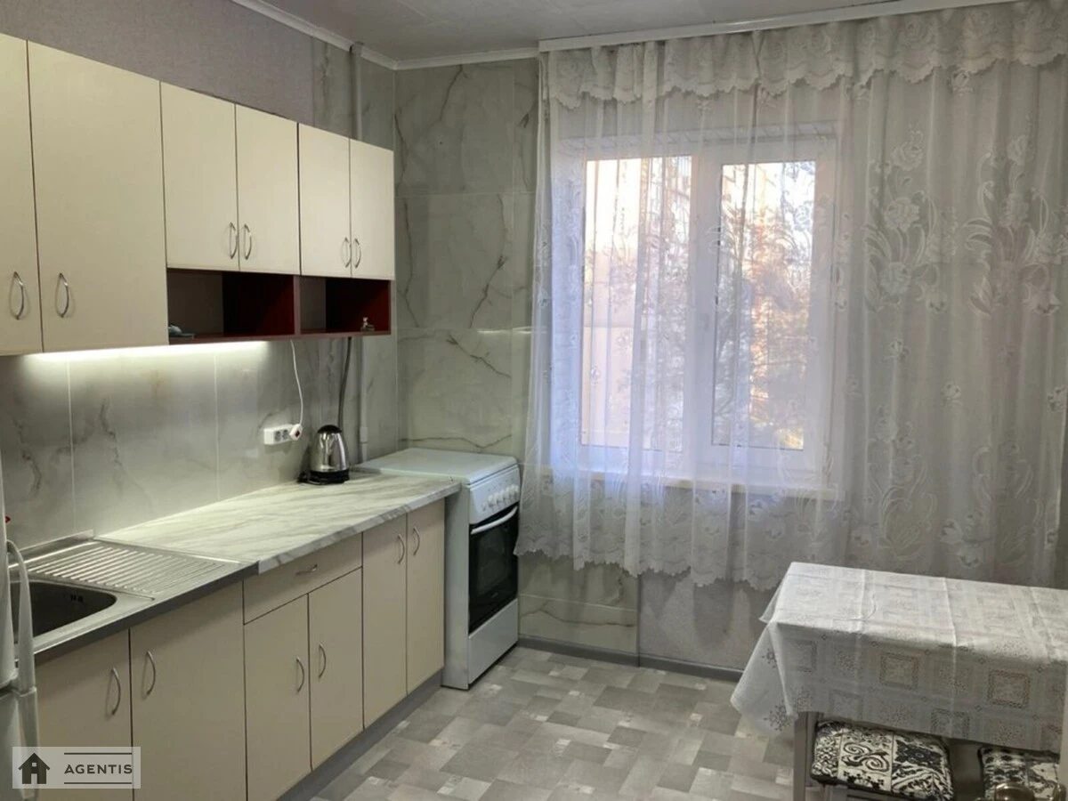 Сдам квартиру 3 комнаты, 69 m², 5 эт./9 этажей. 6, Свободы 6, Киев. 