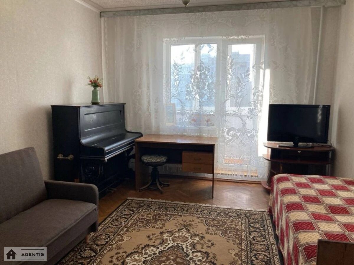 Сдам квартиру 3 комнаты, 69 m², 5 эт./9 этажей. 6, Свободы 6, Киев. 