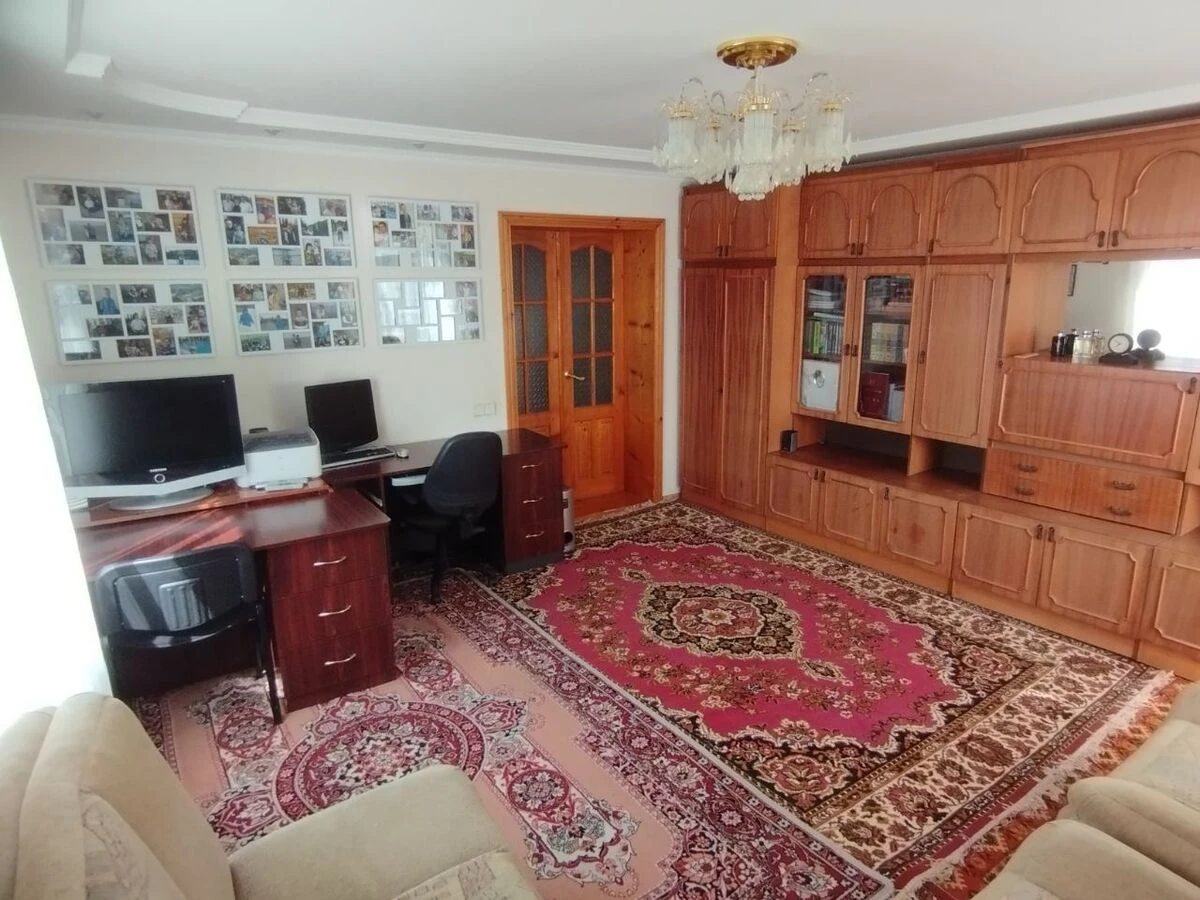 Apartments for sale 3 rooms, 76 m², 3rd fl./3 floors. Подільський (ленінський), Kropyvnytskyy. 