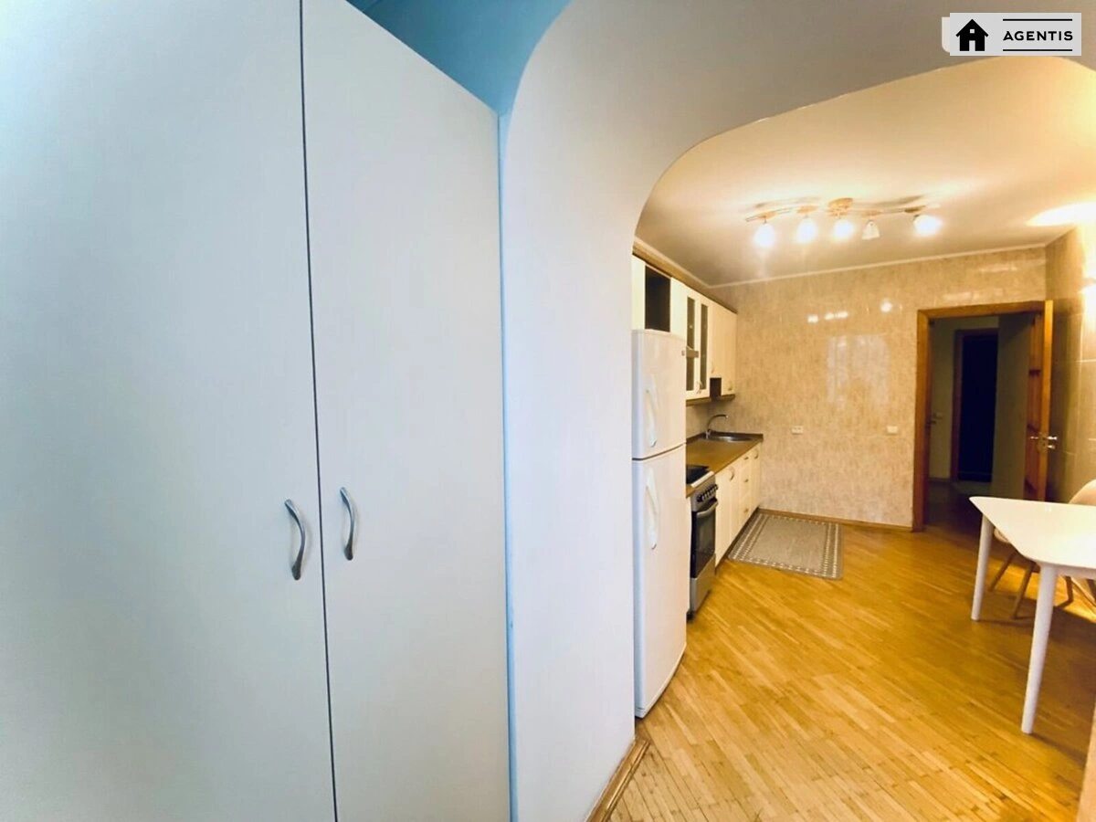 Сдам квартиру 1 комната, 47 m², 6 эт./11 этажей. 17, Драгоманова 17, Киев. 