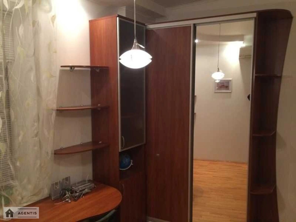 Сдам квартиру 3 комнаты, 70 m², 5 эт./5 этажей. 18, Коперника 18, Киев. 