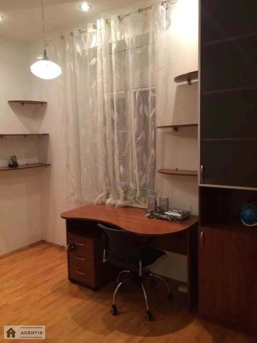 Сдам квартиру 3 комнаты, 70 m², 5 эт./5 этажей. 18, Коперника 18, Киев. 