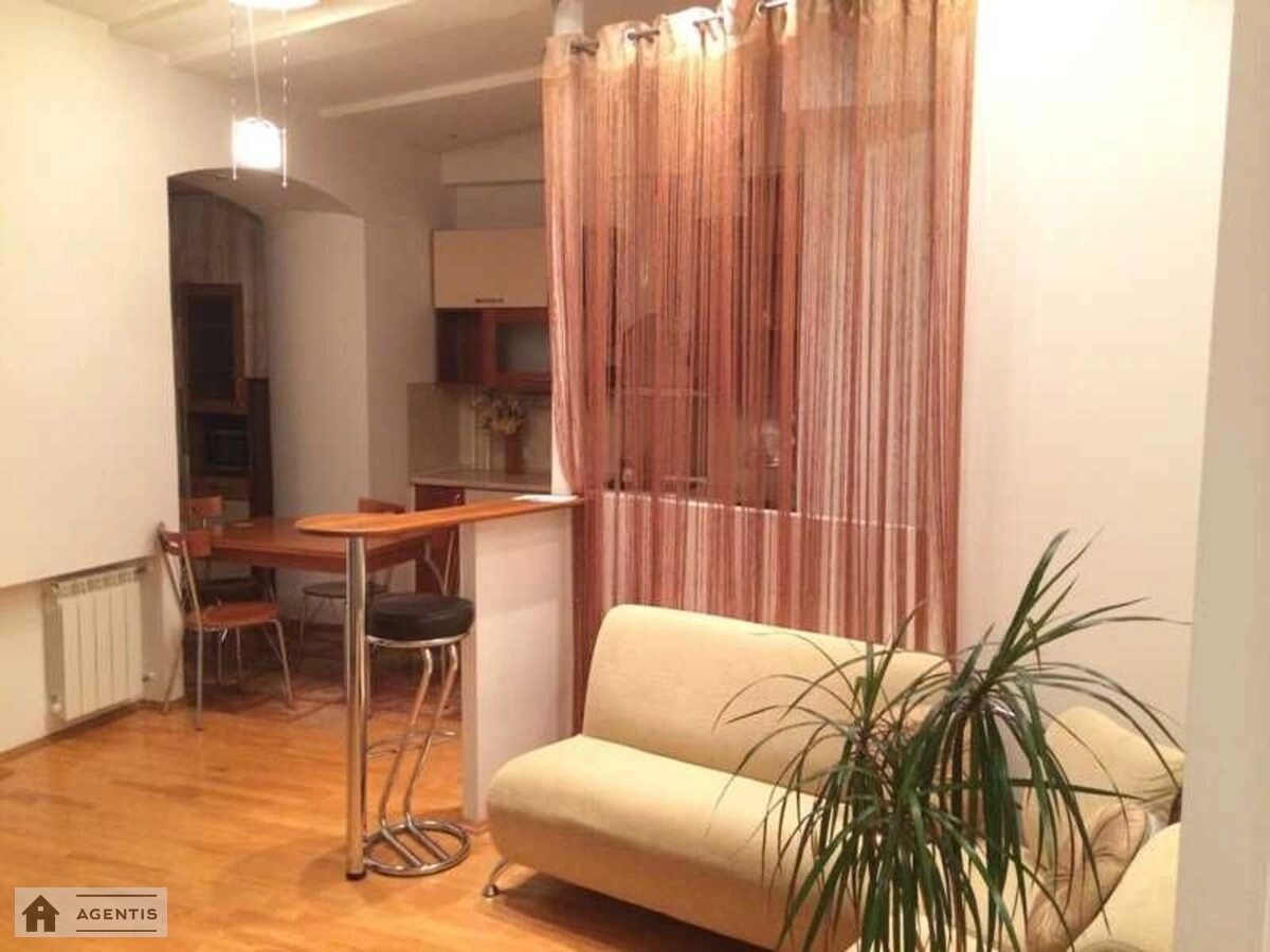 Сдам квартиру 3 комнаты, 70 m², 5 эт./5 этажей. 18, Коперника 18, Киев. 