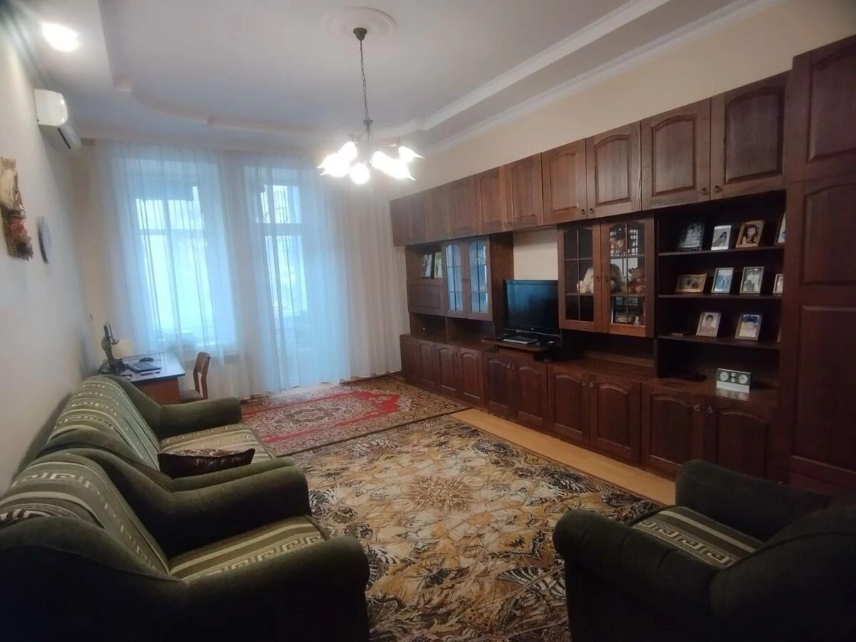 Apartments for sale 3 rooms, 69 m², 2nd fl./4 floors. Подільський (ленінський), Kropyvnytskyy. 