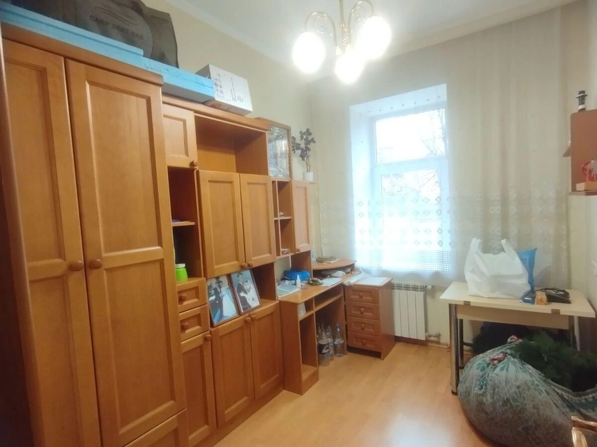 Apartments for sale 3 rooms, 69 m², 2nd fl./4 floors. Подільський (ленінський), Kropyvnytskyy. 