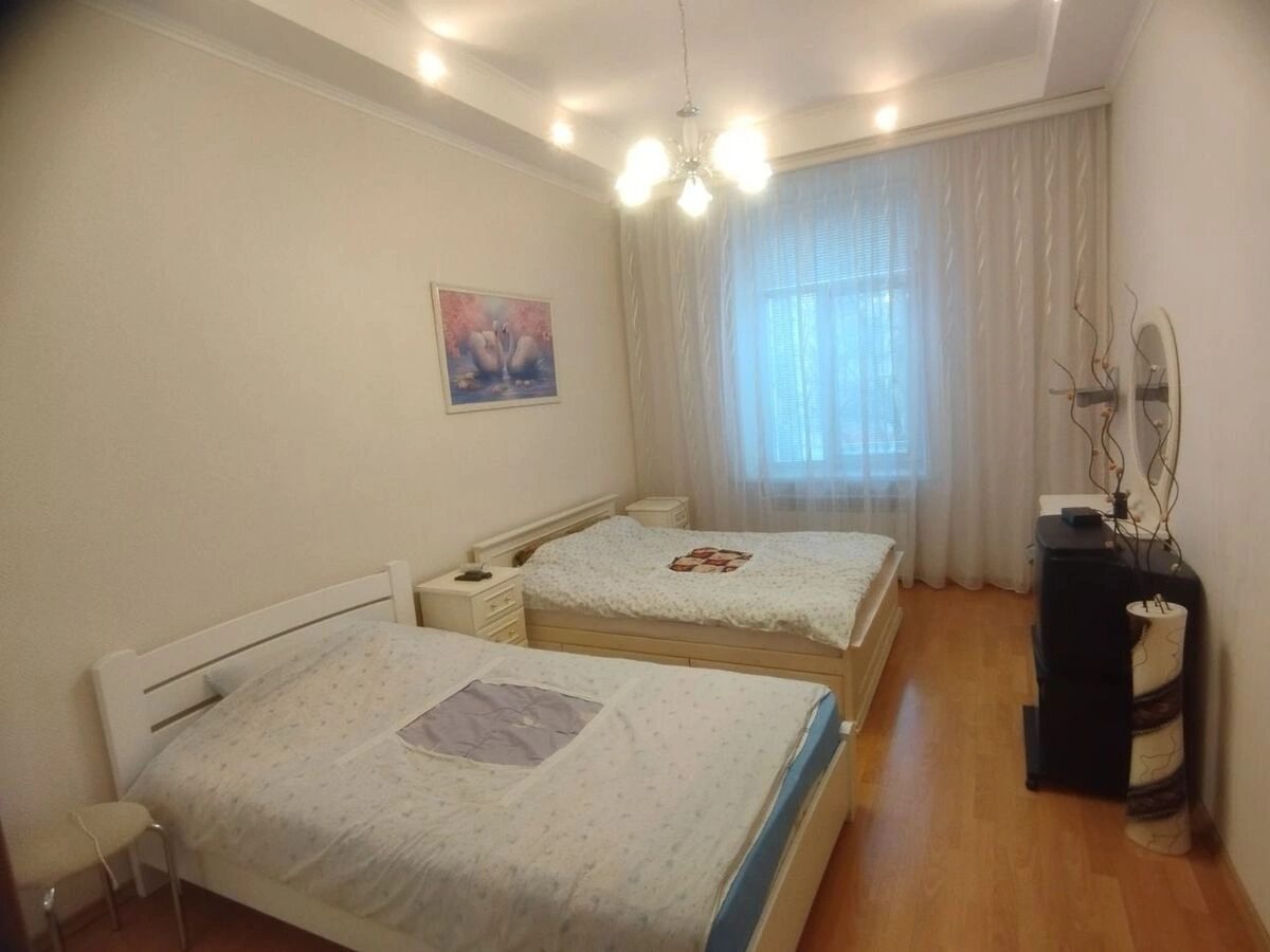 Apartments for sale 3 rooms, 69 m², 2nd fl./4 floors. Подільський (ленінський), Kropyvnytskyy. 