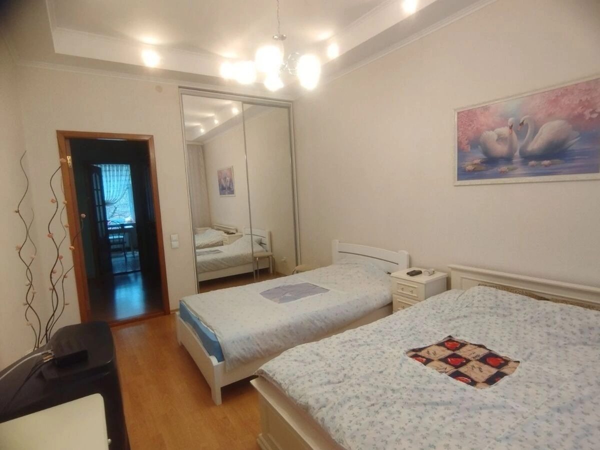 Apartments for sale 3 rooms, 69 m², 2nd fl./4 floors. Подільський (ленінський), Kropyvnytskyy. 