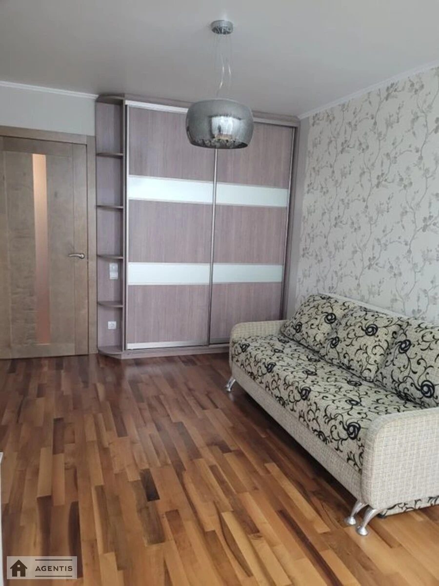 Сдам квартиру 3 комнаты, 84 m², 1 эт./9 этажей. 6, Виноградный 6, Киев. 