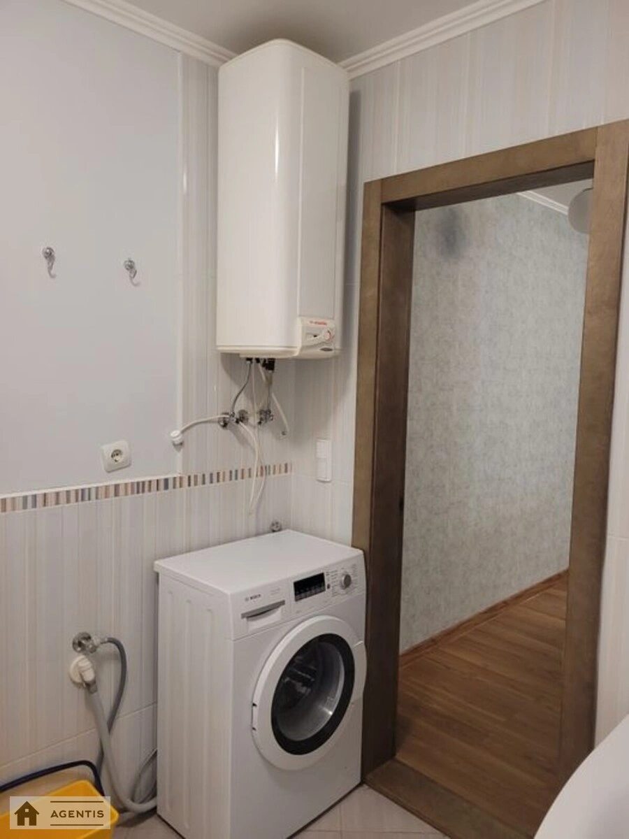 Сдам квартиру 3 комнаты, 84 m², 1 эт./9 этажей. 6, Виноградный 6, Киев. 