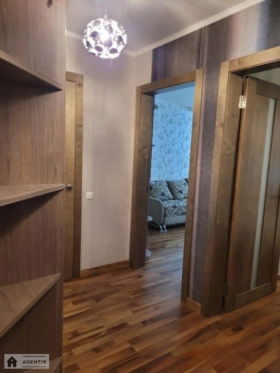 Сдам квартиру 3 комнаты, 84 m², 1 эт./9 этажей. 6, Виноградный 6, Киев. 