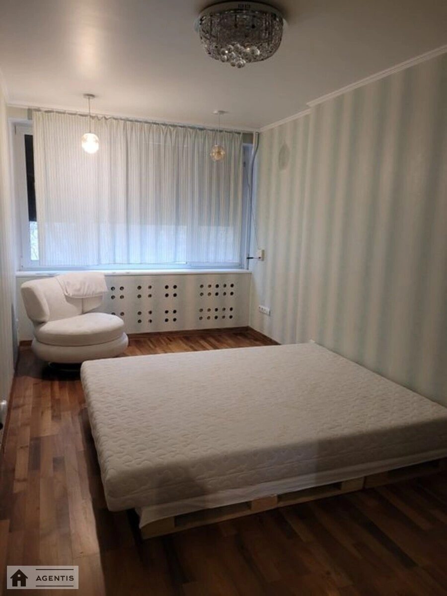 Сдам квартиру 3 комнаты, 84 m², 1 эт./9 этажей. 6, Виноградный 6, Киев. 