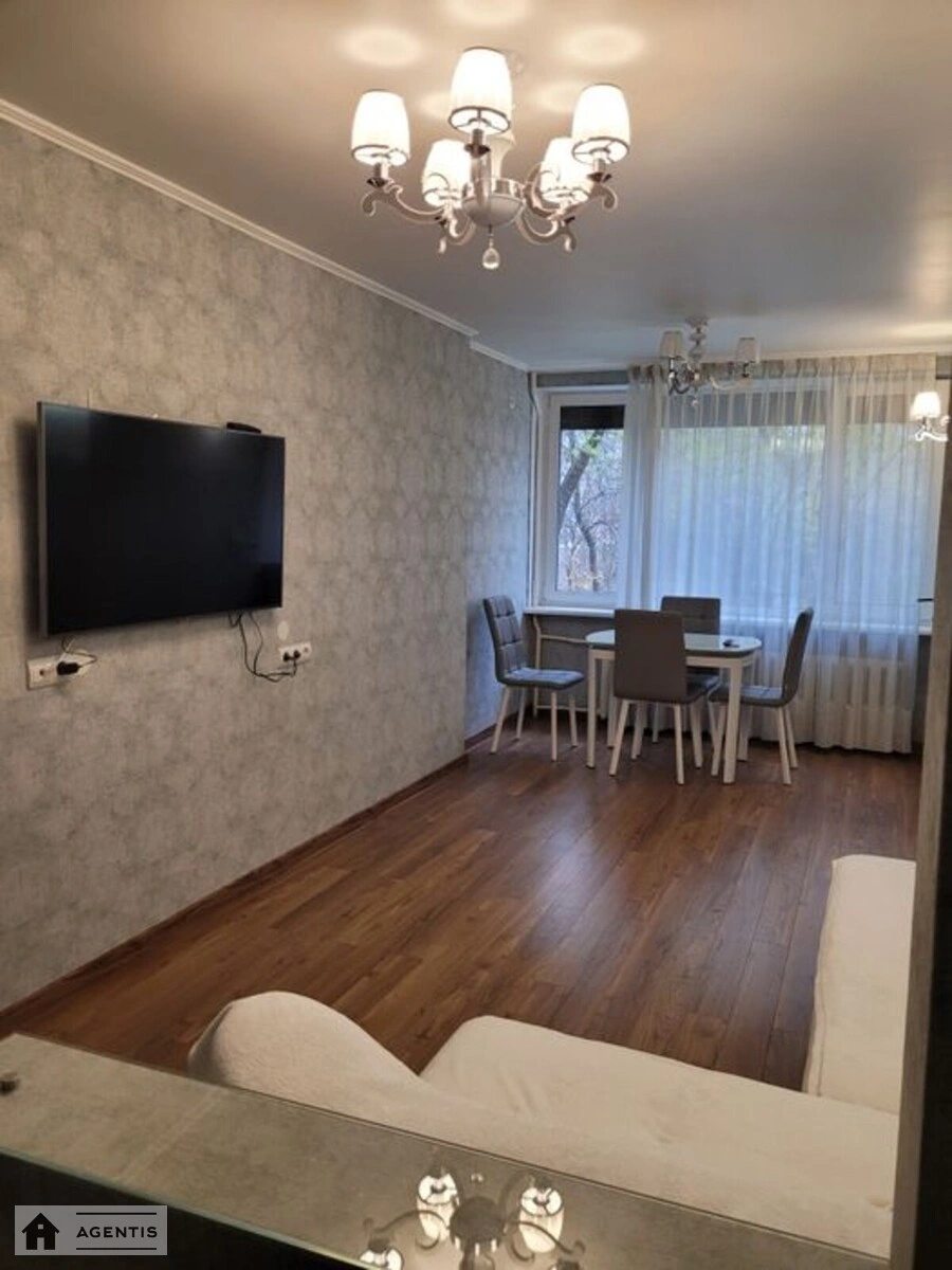 Сдам квартиру 3 комнаты, 84 m², 1 эт./9 этажей. 6, Виноградный 6, Киев. 