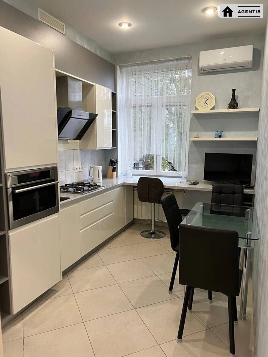 Сдам квартиру 2 комнаты, 49 m², 2 эт./5 этажей. 21, Малоподвальная 21, Киев. 