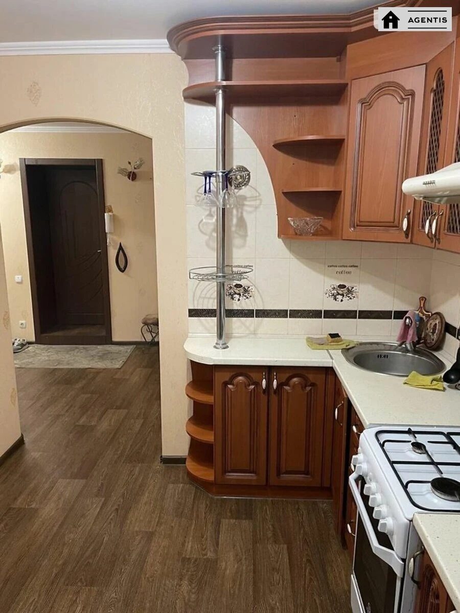 Сдам квартиру 2 комнаты, 43 m², 3 эт./5 этажей. 11, Вацлава Гавела бульв. (Івана Лепсе), Киев. 