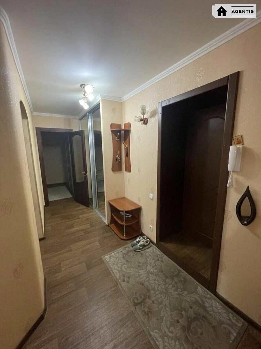 Сдам квартиру 2 комнаты, 43 m², 3 эт./5 этажей. 11, Вацлава Гавела бульв. (Івана Лепсе), Киев. 