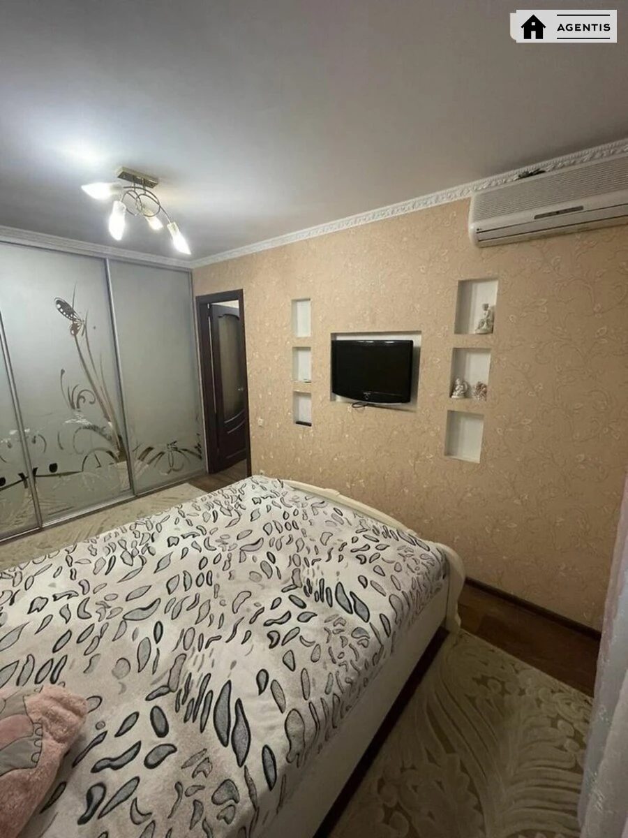 Сдам квартиру 2 комнаты, 43 m², 3 эт./5 этажей. 11, Вацлава Гавела бульв. (Івана Лепсе), Киев. 