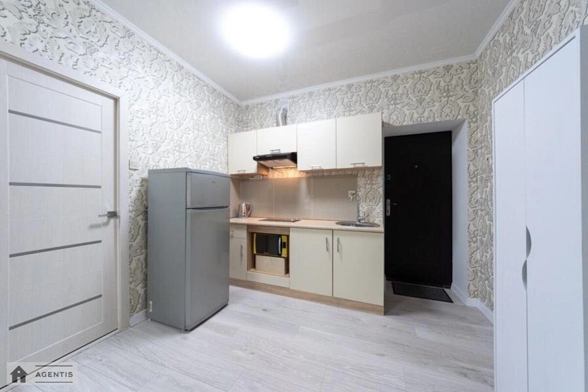 Сдам квартиру 3 комнаты, 75 m², 2 эт./5 этажей. 10, Бассейная 10, Киев. 