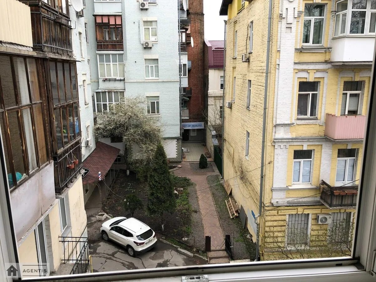 Сдам квартиру 1 комната, 40 m², 3 эт./5 этажей. 39, Антоновича вул. (Горького), Киев. 