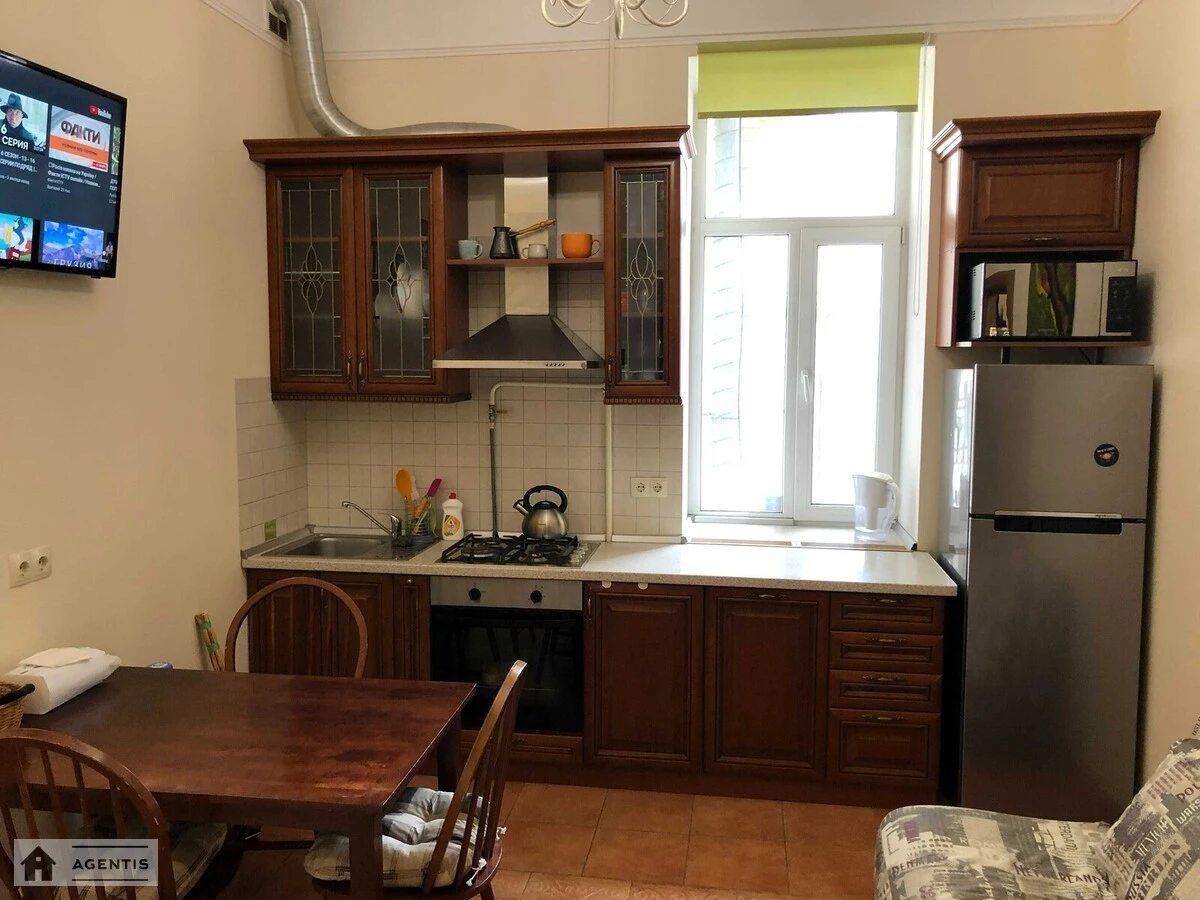 Сдам квартиру 1 комната, 40 m², 3 эт./5 этажей. 39, Антоновича вул. (Горького), Киев. 