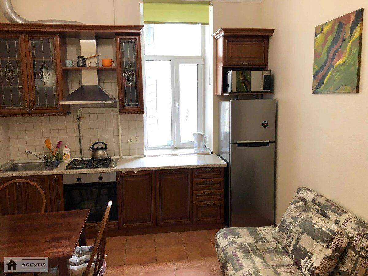 Сдам квартиру 1 комната, 40 m², 3 эт./5 этажей. 39, Антоновича вул. (Горького), Киев. 