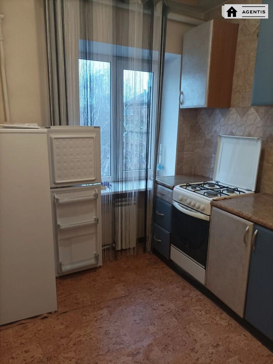 Сдам квартиру 1 комната, 32 m², 5 эт./5 этажей. 10, Івана Котляревського бульв. (Праці), Киев. 