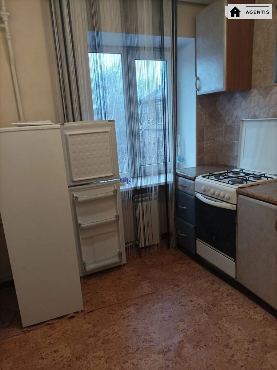 Сдам квартиру 1 комната, 32 m², 5 эт./5 этажей. 10, Івана Котляревського бульв. (Праці), Киев. 