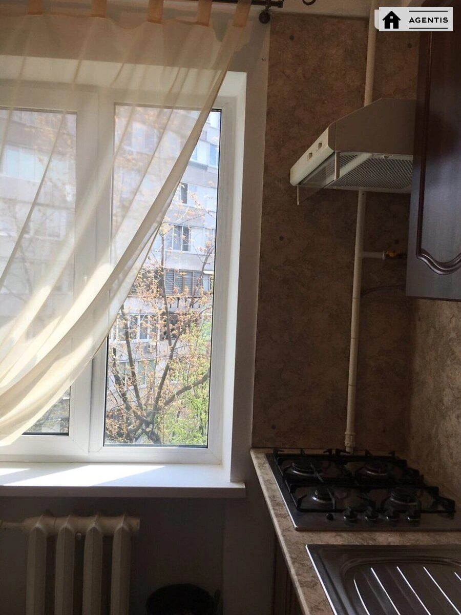 Сдам квартиру 3 комнаты, 63 m², 4 эт./5 этажей. 22, Глаголєвих вул. (Академіка Грекова), Киев. 