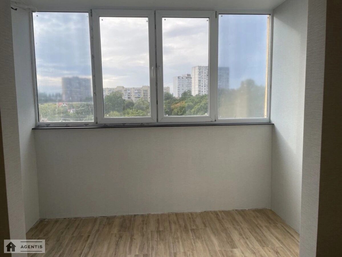 Сдам квартиру 1 комната, 26 m², 10 эт./16 этажей. 33, Магистральная 33, Киев. 