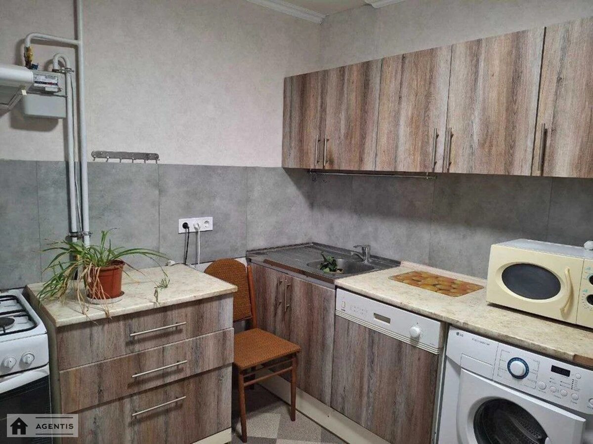 Сдам квартиру 3 комнаты, 70 m², 6 эт./16 этажей. Чернобыльская, Киев. 