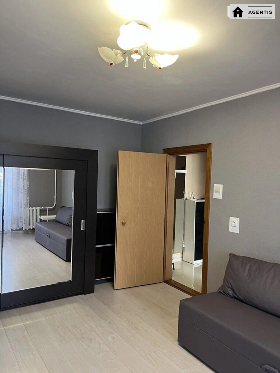 Сдам квартиру 2 комнаты, 67 m², 19 эт./22 этажа. 2, Олени Пчілки вул., Киев. 