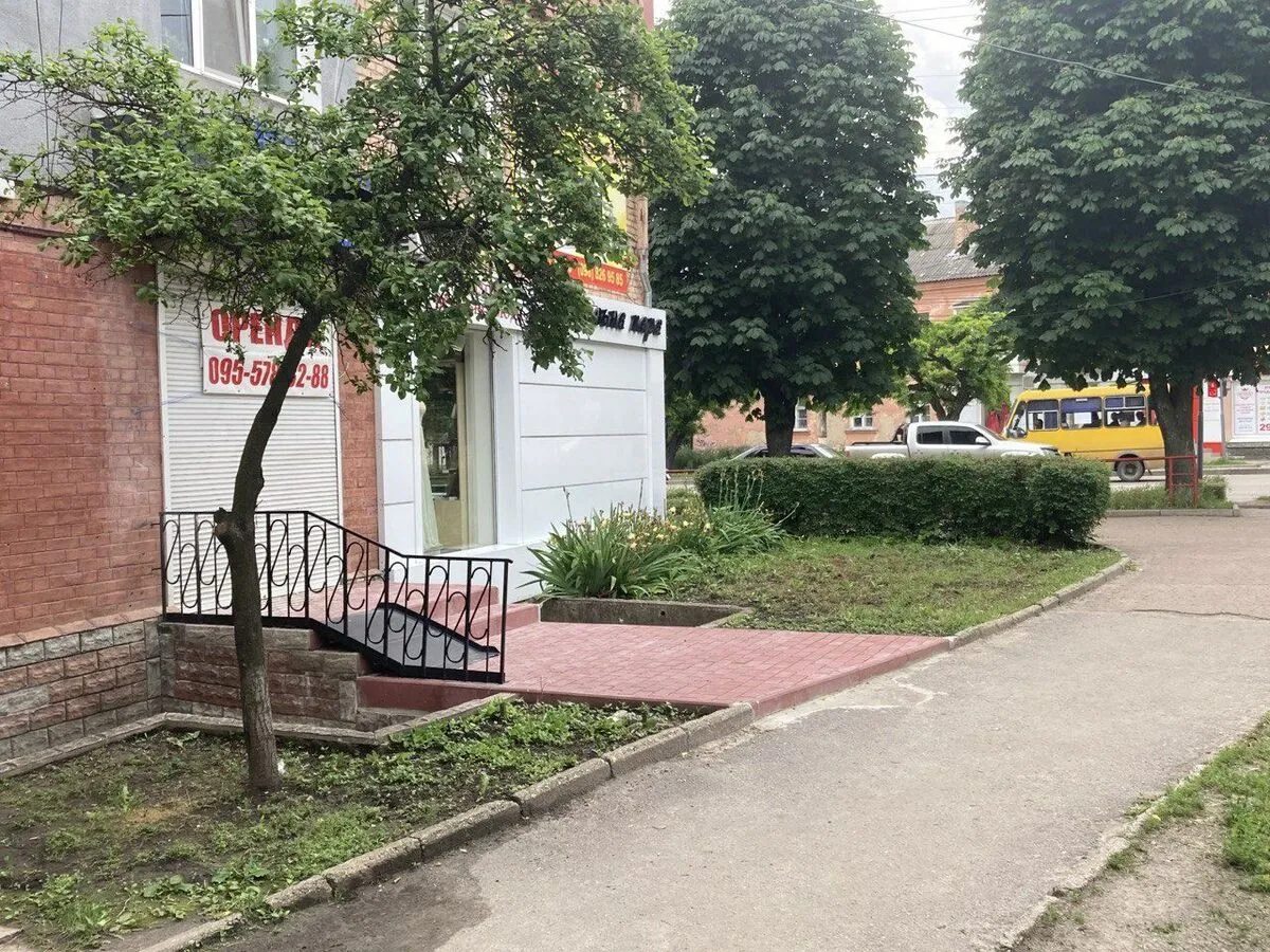 Commercial space for sale 30 m², 1st fl./3 floors. Soborna , Kropyvnytskyy. 