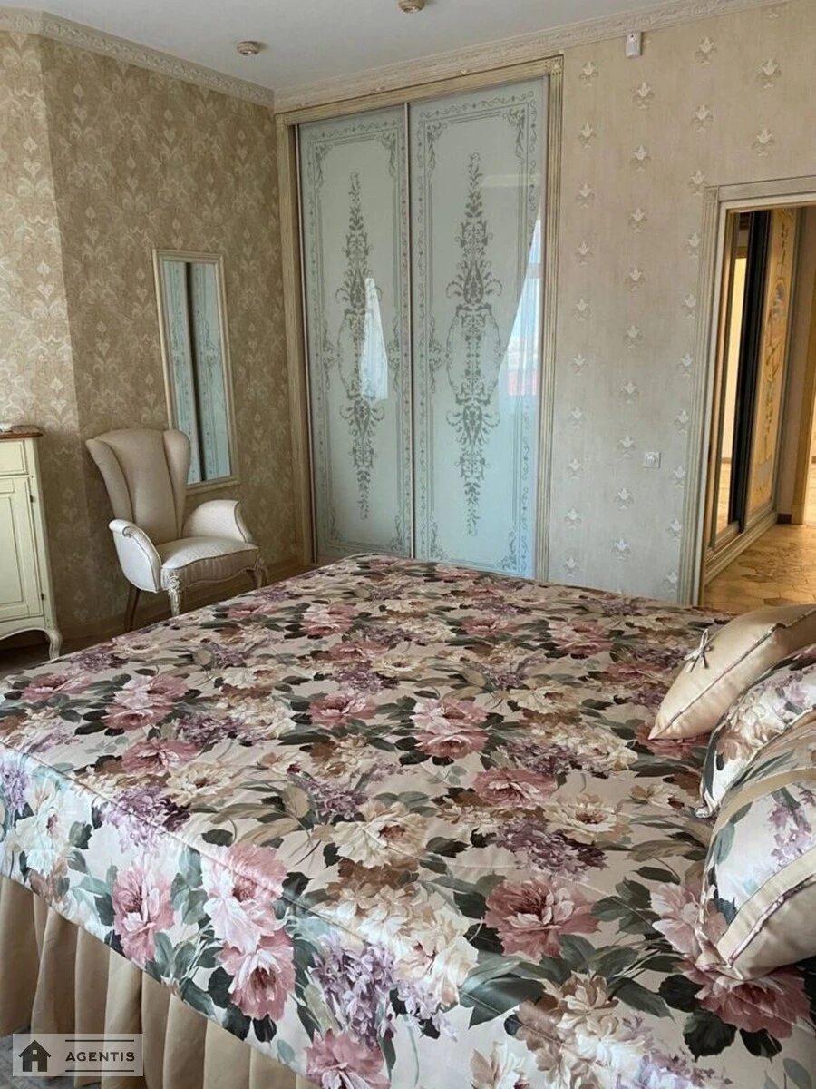 Сдам квартиру 3 комнаты, 135 m², 17 эт./25 этажей. 36, Євгена Коновальця вул. (Щорса), Киев. 