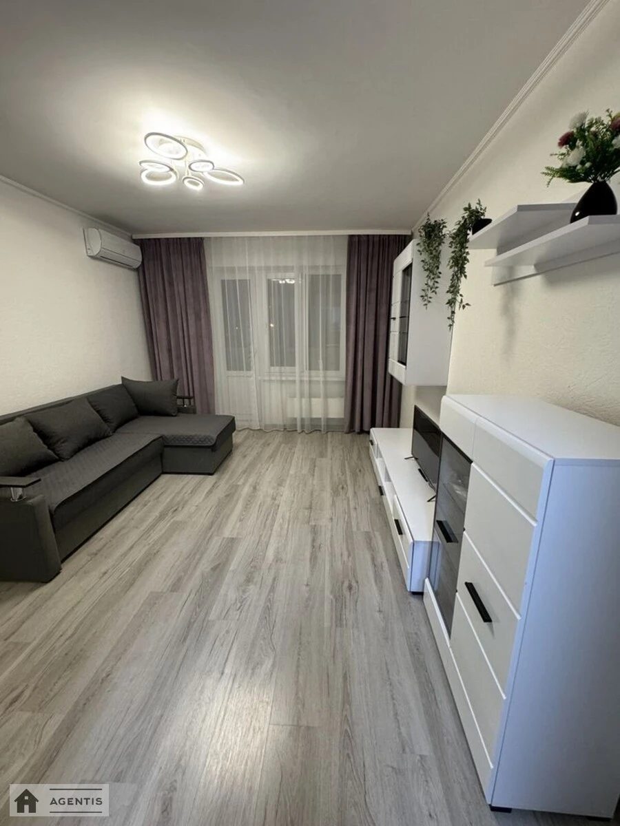 Сдам квартиру 2 комнаты, 58 m², 3 эт./10 этажей. 39, Петра Григоренка просп., Киев. 